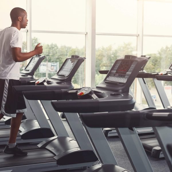 young-man-in-gym-run-on-treadmill-2021-08-26-16-32-12-utc.jpg